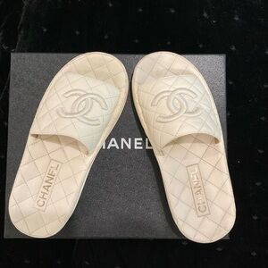 Chanel Lambskin Quilted CC mules Sandals size 37 in a off white/very light cream